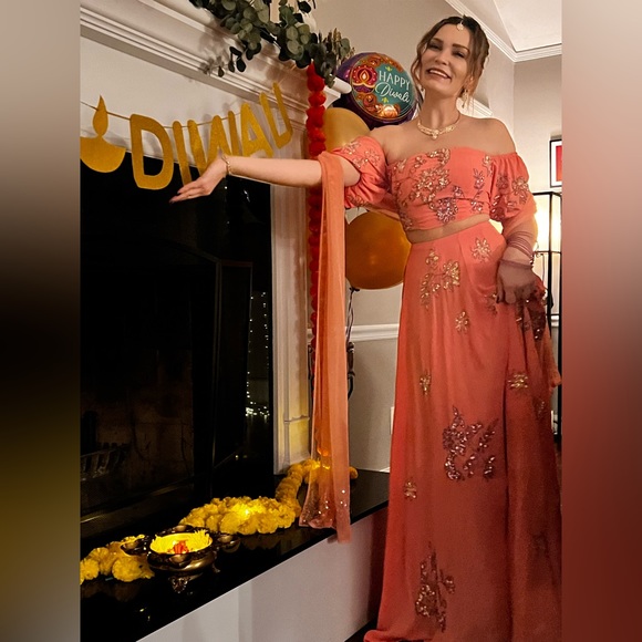 Lehenga crop top & maxi skirt plus scarf! Size 2 in pink! - Picture 7 of 8